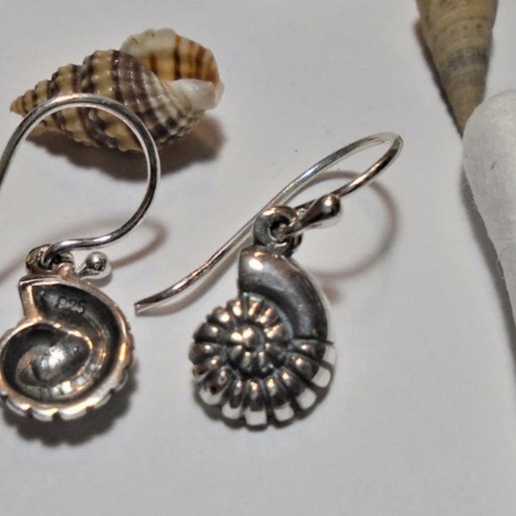 NWOT 925 Sterling Silver Tiny Summer Sea Shell Earring Minimalist dainty Dangle - Picture 3 of 5
